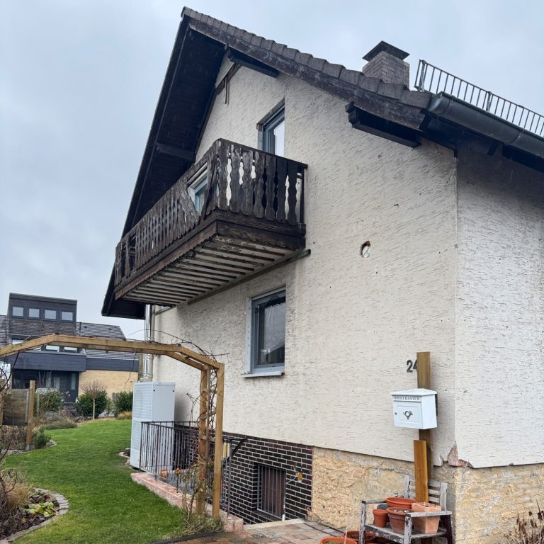 Fassadensanierung in Kassel mit neuem Putz, Anstrich, Sockel und Gerüst – e & e Bau